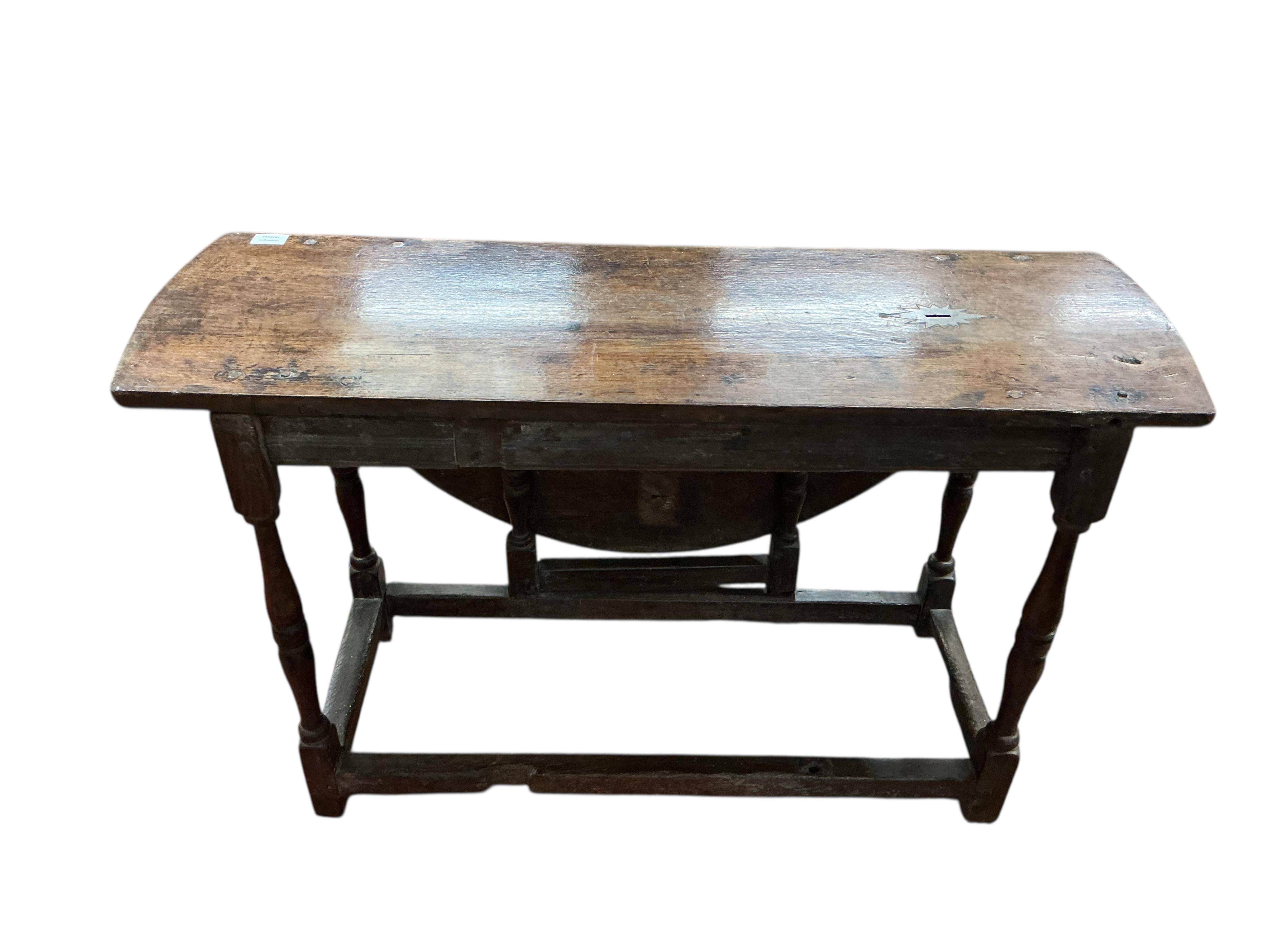 An 18th century oak single leaf gateleg table, width 113cm, depth 40cm, height 68cm